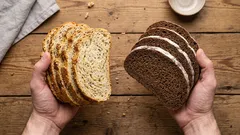 Čo je zdravšie – ražný alebo celozrnný chlieb? Konečná odpoveď dietológov