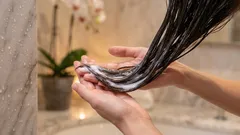 Technika umývania, ktorá chráni končeky vlasov: kam patria šampón a kondicionér?
