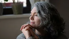 3 chyby, kvôli ktorým budete vyzerať o 10 rokov staršie – ako vyzerať mladšie po päťdesiatke?