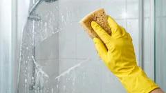 Vždy som sa trápila s čistením sprchového kúta – tento trik odstránil vodný kameň za pár minút