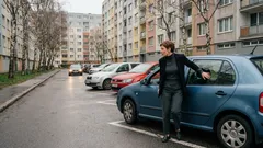 Kolmé parkovanie cúvaním: nenápadný test tlaku, hraníc a drobných rozhodnutí