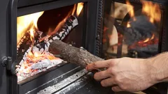 Komín sa rýchlo vyčistí od sadzí a nánosov: odborník poradil, čo hodiť do ohniska