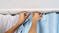 Ako osviežiť závesy a záclony bez ich zvesenia: rýchly spôsob boja proti prachu a zápachu