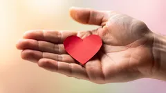 Ako pochopiť, že sa do vás niekto naozaj zaľubuje – 3 jemné signály