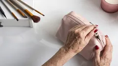 Kozmetická taštička po päťdesiatke sa mení na skúšku: čo vyradiť, aby ste si nepridávali roky