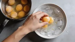 Tento zvyk všetko pokazí: prečo by ste nemali dávať horúce vajcia do studenej vody