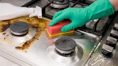 Sporák sa bude lesknúť ako nový za 5 minút: zabudnutý spôsob čistenia od mastnoty a pripálenín