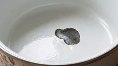 Poškodený smalt na vnútri hrnca s odštiepeným kusom