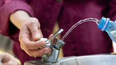 Turistom poradili jednoduchý spôsob, ako ušetriť pri kúpe vody na letisku