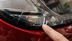 Ako odstrániť prasklinu na svetlomete: trik, ktorý zvládne každý vodič