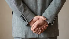 Čo z psychologického hľadiska prezrádza chôdza s rukami za chrbtom – odpoveď odborníka