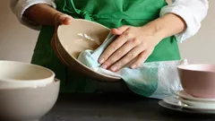 Treba utierať riad po umytí? Čo sa stane, ak ho necháte mokrý