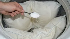 Žltý nádych zmizne ako mávnutím čarovným prútikom: 1 lyžica – a vankúše budú žiarivo biele