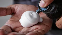 Nevyhadzujte starú penu na holenie: s kobercami dokáže robiť zázraky