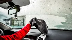 Bude dokonale čisté a bez šmúh: čím jednoducho umyť čelné sklo auta?
