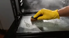 Tento kuchynský produkt vyčistí rúru lepšie než drahé prípravky – sklo bude ako nové