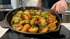 Huby na panvici už viac netmavnú, ale zozlátnu – trik šéfkuchára