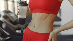 Ploché brucho v stoji: cviky, ktoré fungujú lepšie ako skracovačky