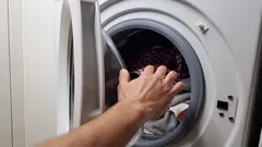 Tento zvyk môže pokaziť práčku: Ako mokrá bielizeň vplýva na spotrebič