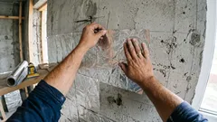 Ľudia začali lepiť hliníkovú fóliu na steny: po 48 hodinách odhalí skrytý problém v dome