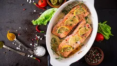 Večera z jedného pekáča za 30 minút: tajomstvo dokonalého lososa, ktorý sa rozplýva na jazyku