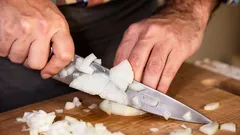 Ako krájať cibuľu bez sĺz: pomôže jeden jednoduchý, no účinný trik