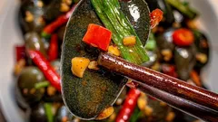 Najbizarnejšie jedlo na svete: Prečo ľudia v Číne jedia vyprážané kamene?