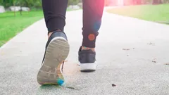 Ako dlho by ste mali každý deň chodiť, aby ste mali ploché brucho? Rady od skúseného trénera