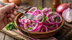 Ako pripraviť chrumkavú nakladanú cibuľu ako v reštaurácii – šéfkuchár prezradil triky