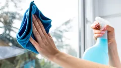 Okná sa budú lesknúť až do jesene – toto pridajte do vody