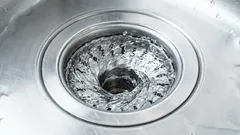 Zabudnite na chémiu: šikovný trik inštalatéra, ako prečistiť upchatý odtok za pár minút