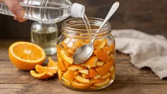 Prečo lúhovať pomarančové šupky v octe: domáci trik s veľkým prínosom