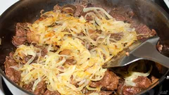 Mäso alebo cibuľa – čo je lepšie opiecť ako prvé? Šéfkuchár dal nečakanú radu