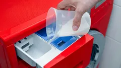 Odstráni vodný kameň, pleseň a nepríjemný zápach: stačí toto nasypať do práčky