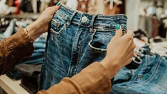 Modrá už nie je v móde: 5 farieb džínsov, ktoré túto jar nosí každý