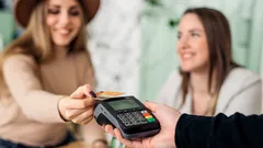 Peniaze sú, ale strach zostal: psychológovia pomenovali päť skrytých návykov ľudí, ktorí vyrastali v chudobe