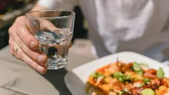 Dá sa jedlo zapíjať vodou? Dietológ vysvetlil, čo to ovplyvňuje