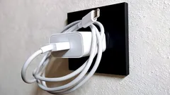 Čo sa stane, ak budete nabíjačku nechávať neustále v zásuvke? Elektrikár hovorí o následkoch